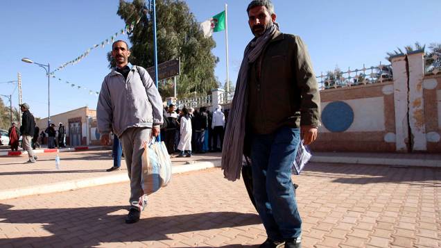 Argelinos deixando o hospital após terem sido mantidos reféns em estação de gás por terroristas islâmicos, em Amenas