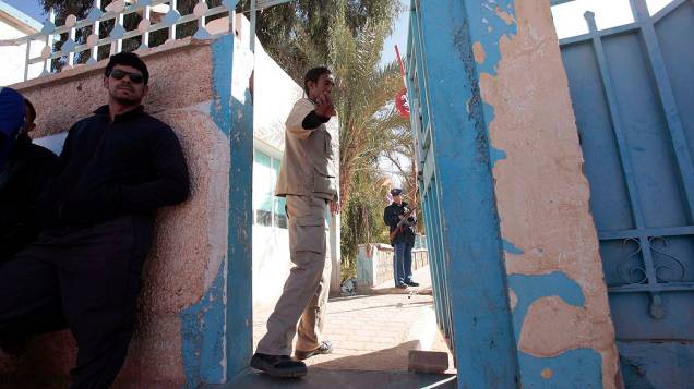 Guardas em frente ao hospital onde vítimas que foram feitas reféns por terroristas islâmicos foram levadas, em Amenas