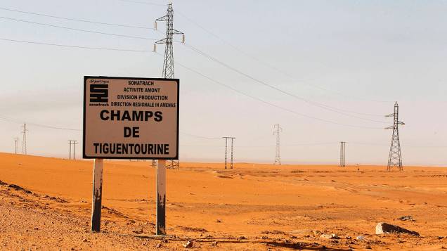 Placa sinalizando Tiguentourine, estação de gás onde ficaram os reféns capturados por militantes islâmicos, na Argélia