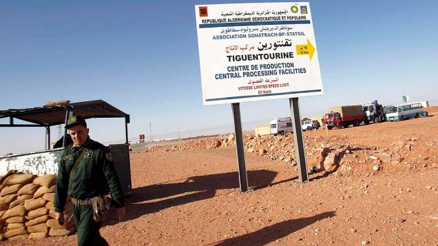 Soldado Argelino em Tiguentourine, estação de gás onde ficaram os reféns capturados por militantes islâmicos, na Argélia