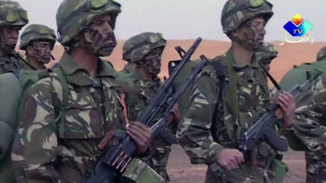 Imagem de TV local mostra soldados argelinos montando guarda no deserto ao sul do país