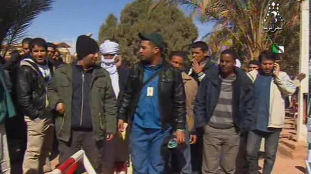 Imagem de TV local mostra reféns libertos, após serem capturados por terroristas islâmicos em campo de exploração de gás em Amenas, Argélia