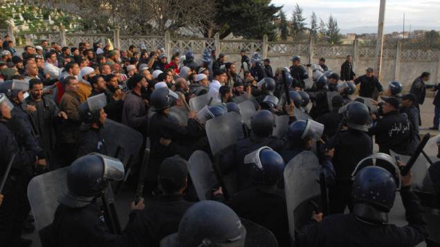 Em Argel, manifestantes Islâmicos entram em confronto com forças de segurança durante protesto contra a decisão do presidente Abdelaziz Bouteflika permitindo que caças franceses possam voar no espaço aéreo argelino