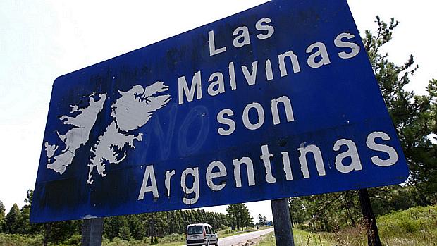 Placa na Argentina diz "as Malvinas são argentinas"
