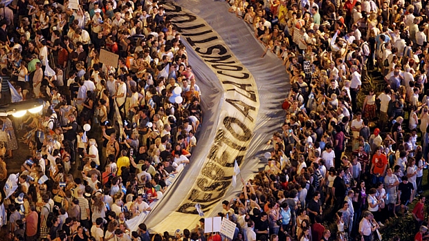 Manifestantes carregam bandeira pedindo respeito à constituição na Argentina