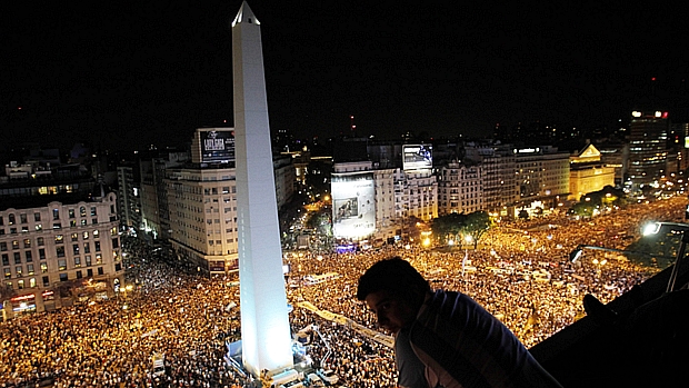 Argentinos tomam as ruas de Buenos Aires para protestar contra o governo de Cristina Kirchner