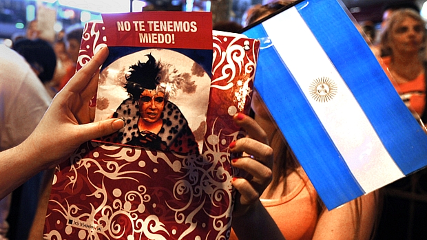 Manifestantes comparam Cristina Kirchner à vilã Cruella de Vil, do filme "101 Dálmatas"