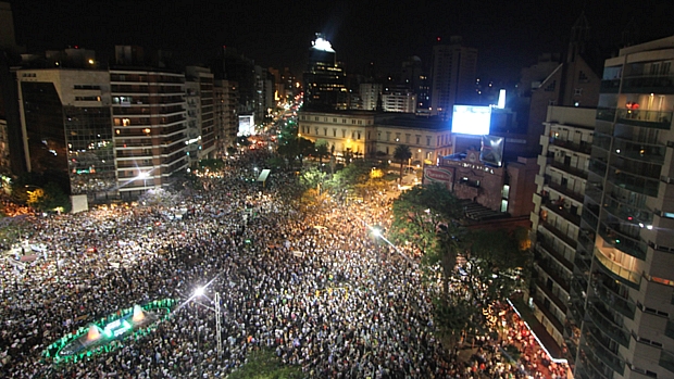 Centenas de milhares de pessoas foram às ruas de Buenos Aires contra as políticas do governo