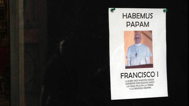 Cartaz de Habemus Papam na Catedral Metropolitana de Buenos Aires