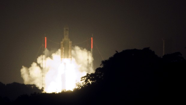 A imagem mostra o momento do lançamento do foguete Ariane na Guiana Francesa levando suprimentos à estação espacial internacional