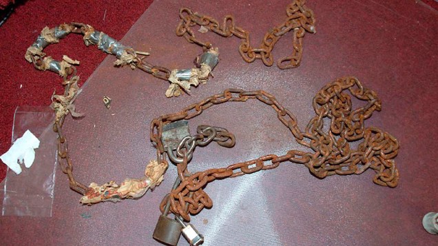 Cadeados utilizados para prender as mulheres no cativeiro
