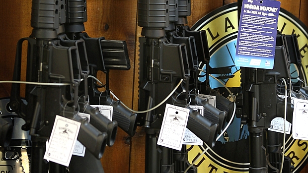 Fuzis de assalto à venda em loja de armas nos Estados Unidos