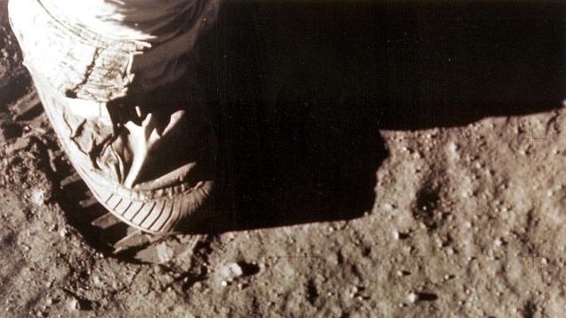 Armstrong deixa pegada de seu pé direito na Lua