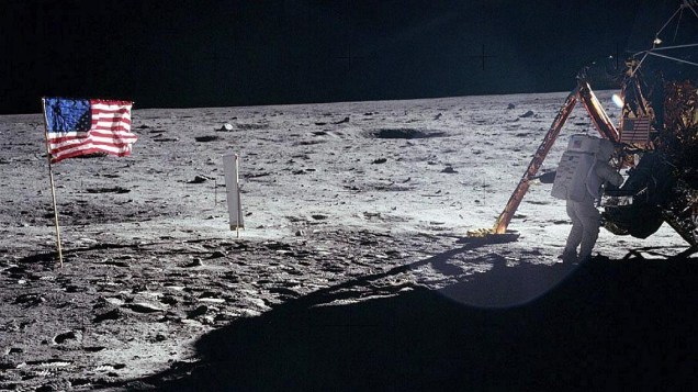 Armstrong saindo da Apollo 11 para pisar pela primeira vez na superfície lunar