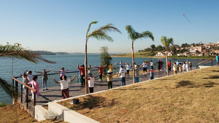 Grupo da terceira idade se exercitando às margens da Represa Billigns