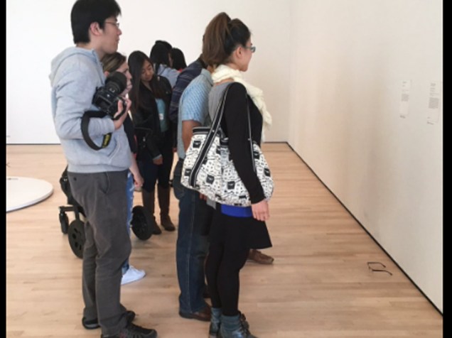 Arte ou só óculos? Adolescente faz pegadinha em museu de arte moderna