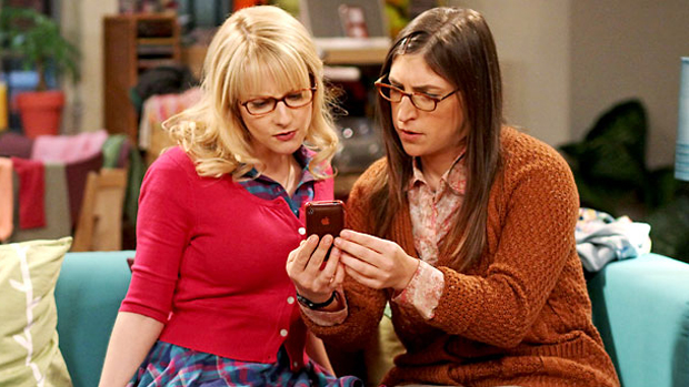 As atrizes Mayim Bialik (Amy) e Melissa Rauch (Bernadette) em cena da série The Big Bang Theory