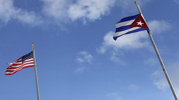 As bandeiras de Cuba e dos Estados Unidos são hasteadas juntas nos arredores de Miami (Florida)