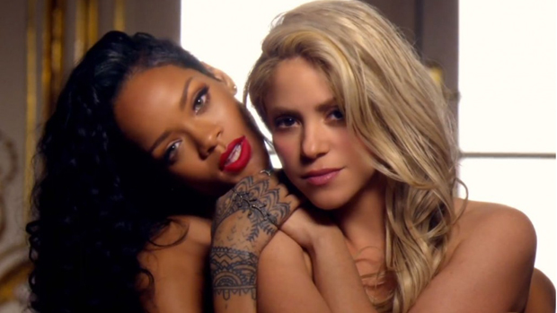 As cantoras Rihanna e Shakira em cena do clipe Cant Remember to Forget You