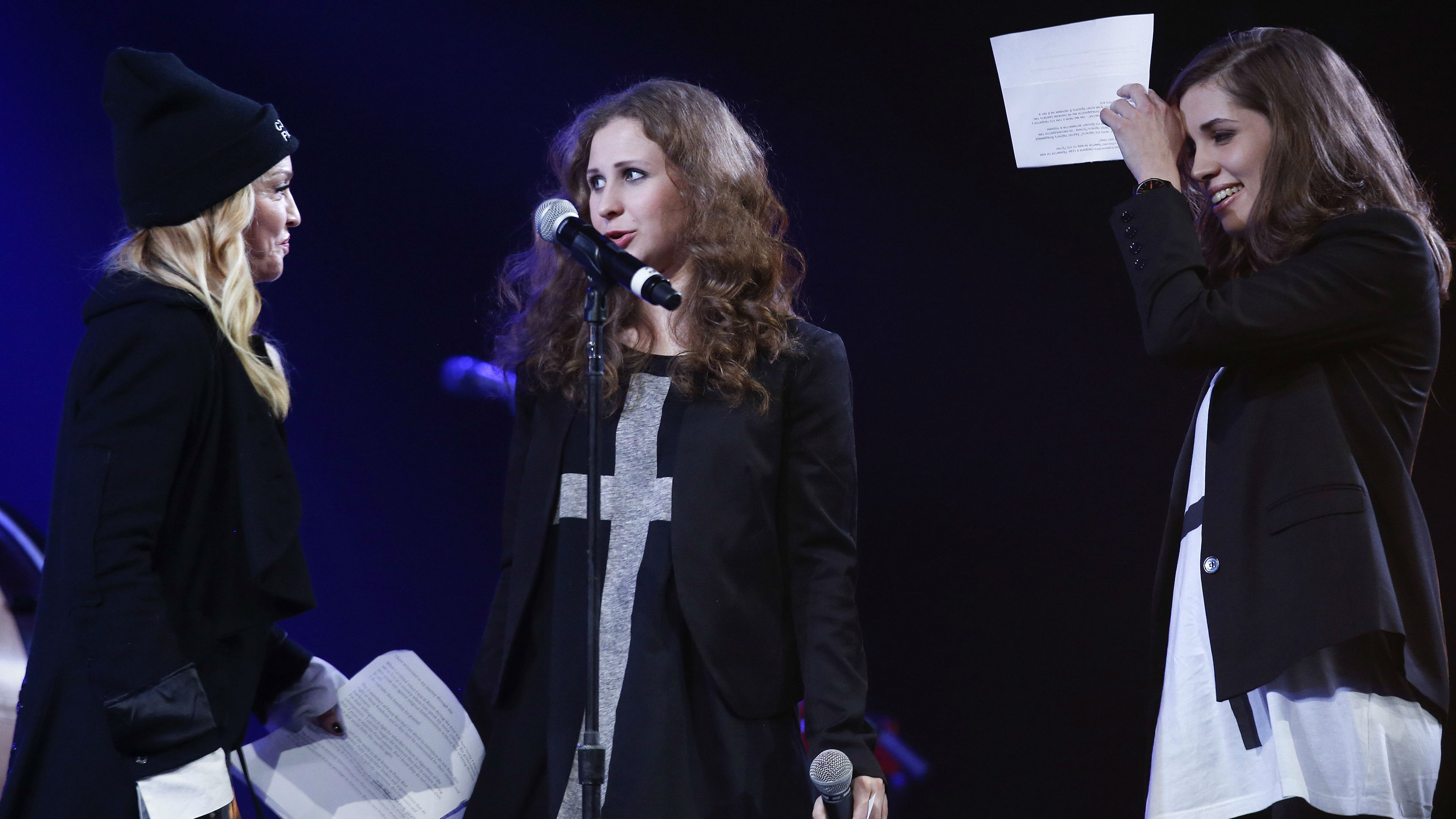 As integrantes da banda Pussy Riot, Maria Alyokhina e Nadezhda Tolokonnikova, se encontram com Madonna durante show em Nova York