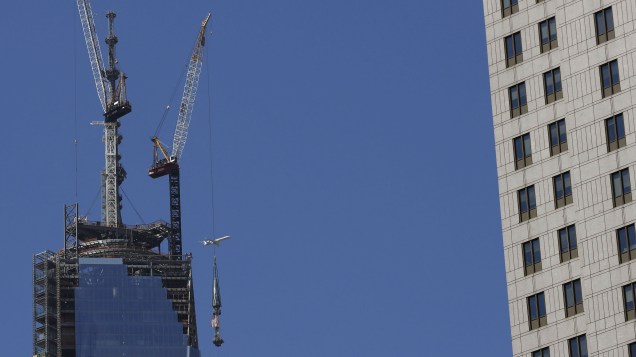 As últimas peças da antena da One World Trade Center são instaladas em Nova York.