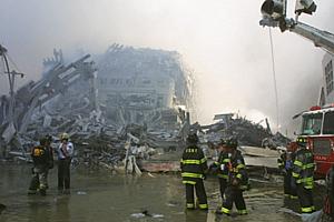 Bombeiros em meio aos destroços do World Trade Center