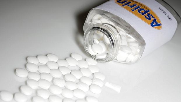 Pesquisa mostra que consumir aspirina diariamente pode reduzir a incidência de um tipo genético de câncer no intestino