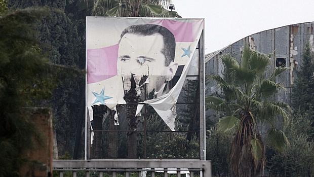 Cartaz de Assad destruído em Alepo, Síria
