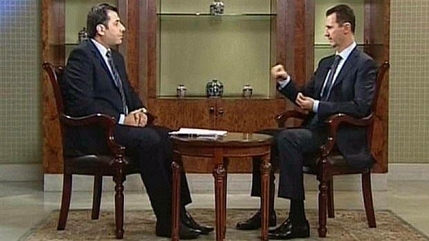 O ditador sírio Bashar Assad (direita), durante entrevista à TV