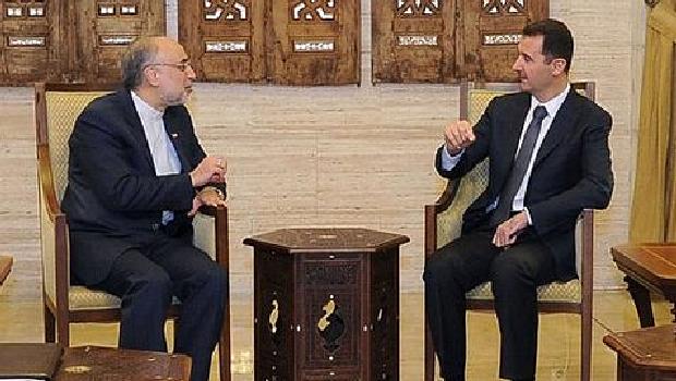 O ditador sírio, Bashar al-Assad, durante encontro com o chanceler iraniano, Ali Akbar Salehi, em Damasco