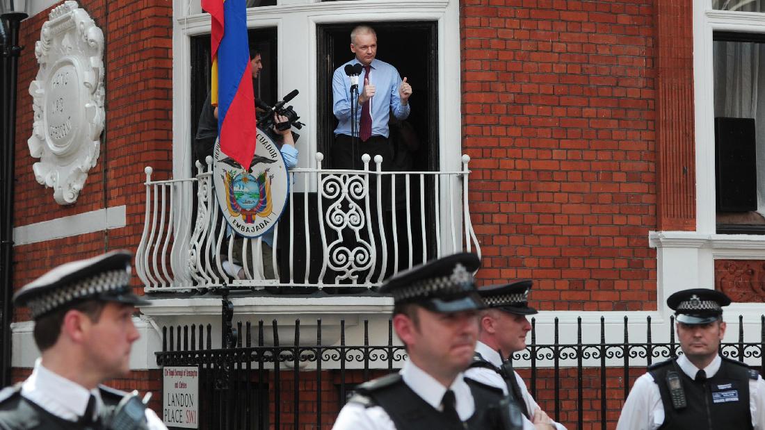 Assange faz pronunciamento da sacada da embaixada do Equador em Londres