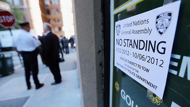 Cartaz é colocado em prédio no quarteirão em que fica o edifício das Nações Unidas em Nova York, avisando para o início do evento