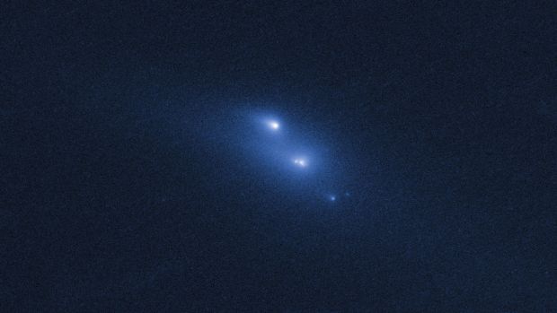 <p>Imagem obtida em 29 de outubro de 2013 pelo telescópio Hubble, da Nasa, mostra o asteroide P/2013 R3, que foi notado se desintegrando no espaço</p>