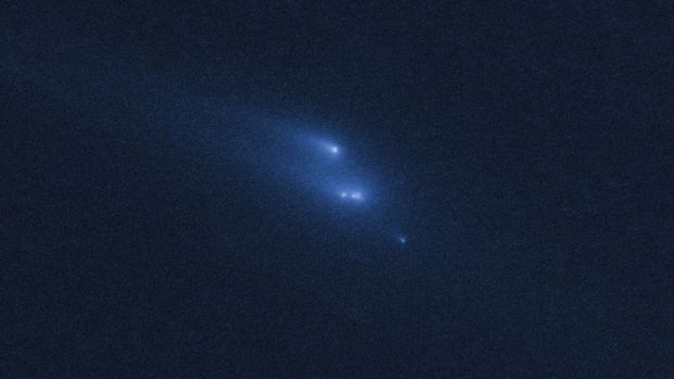 <p>Imagem obtida em 15 de novembro de 2013 pelo telescópio Hubble, da Nasa, mostra o asteroide P/2013 R3, que foi notado se desintegrando no espaço</p>