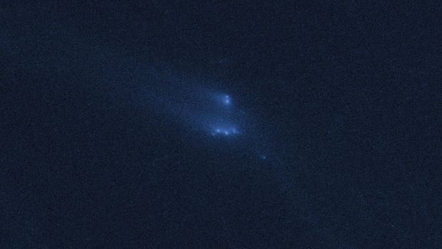 <p>Imagem obtida em 13 de dezembro de 2013 pelo telescópio Hubble, da Nasa, mostra o asteroide P/2013 R3, que foi notado se desintegrando no espaço</p>