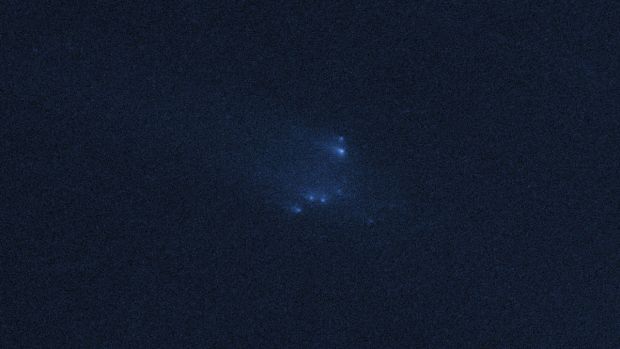 <p>Imagem obtida em 14 de janeiro de 2014 pelo telescópio Hubble, da Nasa, mostra o asteroide P/2013 R3, que foi notado se desintegrando no espaç</p>