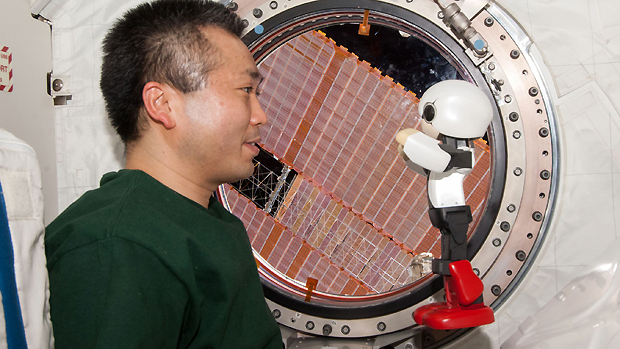 O astronauta japonês Koichi Wakata e o robô Kirobo na Estação Espacial Internacional