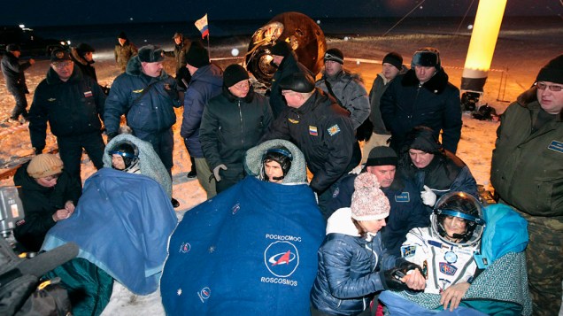 <p>Membros da tripulação da Estação Espacial Internacional Akihiko Hoshide, Yuri Malenchenko e Sunita Williams após o pouso perto da cidade de Arkalyk, no norte do Cazaquistão</p>