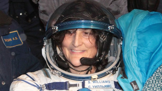 <p>Astronauta norte americana Sunita Williams membro da tripulação da Estação Espacial Internacional, após o desembarque perto da cidade de Arkalyk no norte do Cazaquistão</p>