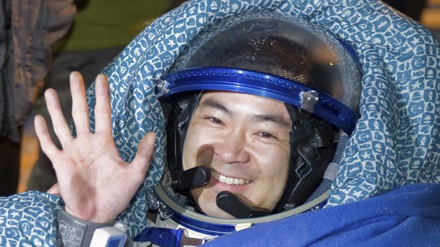 <p>Astronauta japonês Akihiko Hoshide membro da tripulação da Estação Espacial Internacional, após o desembarque perto da cidade de Arkalyk no norte do Cazaquistão</p>
