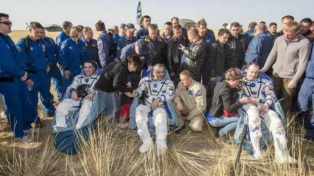 <p>Astronauta dos EUA Chris Cassidy (à esq,), e os cosmonautas russos Pavel Vinograv e Alexander Misurkin, pouco após a aterrissagem</p>