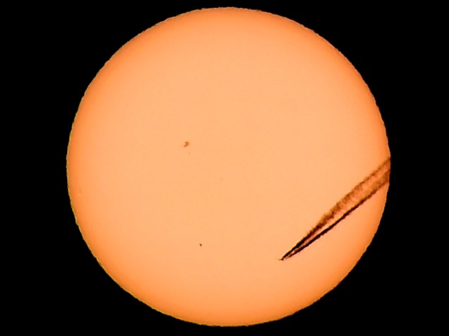 Um avião à jato deixa rastro, na cidade de Las Vegas, nos Estados Unidos, durante passagem do planeta Mercúrio em frente ao Sol - 09/05/2016