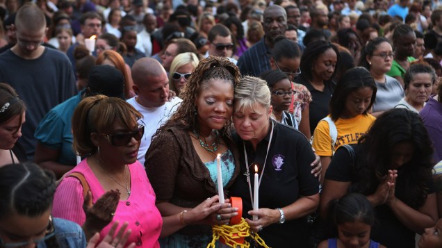 Milhares de pessoas durante uma vigília de oração para as vítimas do tiroteio de sexta-feira no cinema do Centro Municipal Aurora, Colorado