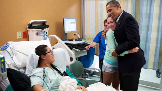  <br><br>  Presidente Obama visita Stephanie Davies e Allie Young, vítimas do tiroteio em cinema do Colorado<br> <br><br>