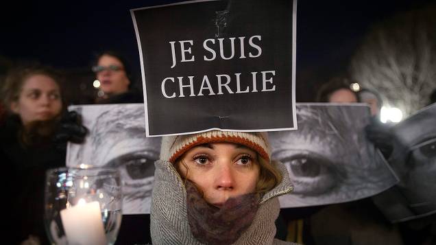Mulher segura um cartaz onde se lê em francês: "Eu sou Charlie", depois que homens armados invadiram os escritórios da revista francesa Charlie Hebdo, em Paris. Pelo menos 12 pessoas morreram durante o ataque