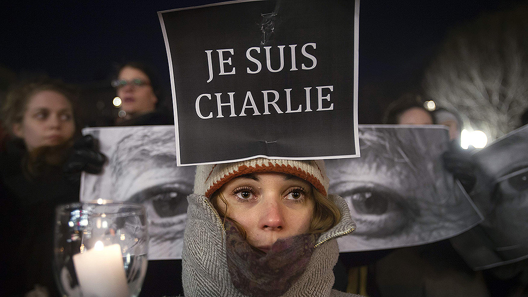 Mulher segura um cartaz onde se lê em francês: "Eu sou Charlie", depois que homens armados invadiram os escritórios da revista francesa Charlie Hebdo, em Paris. Pelo menos 12 pessoas morreram durante o ataque