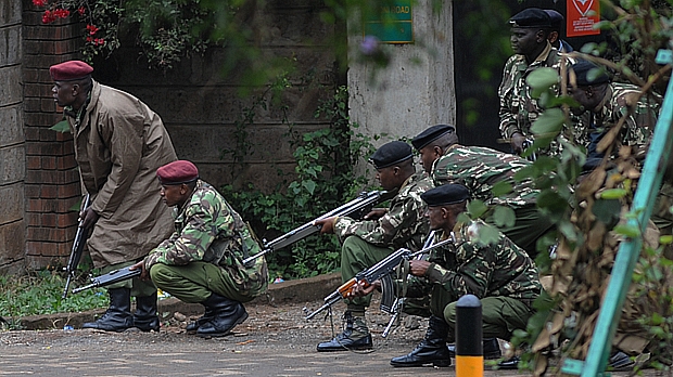 Soldados quenianos cercam shopping Westgate, em Nairóbi
