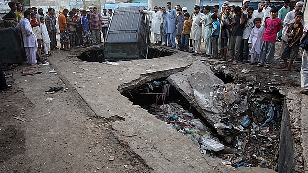 Explosão em Karachi, no Paquistão, abriu cratera no solo