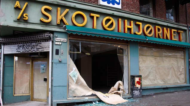 Loja danificada pela explosão que atingiu prédios do governo em Oslo, na Noruega