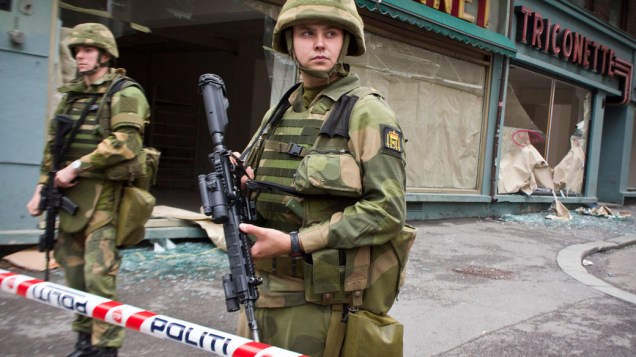 Soldados bloqueiam rua atingida pela explosão no centro de Oslo, na Noruega